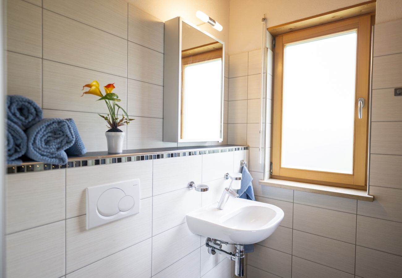 Ferienwohnung in Scuol - Stilvolle Ferienwohnung mit Bergblick im Herzen von Scuol