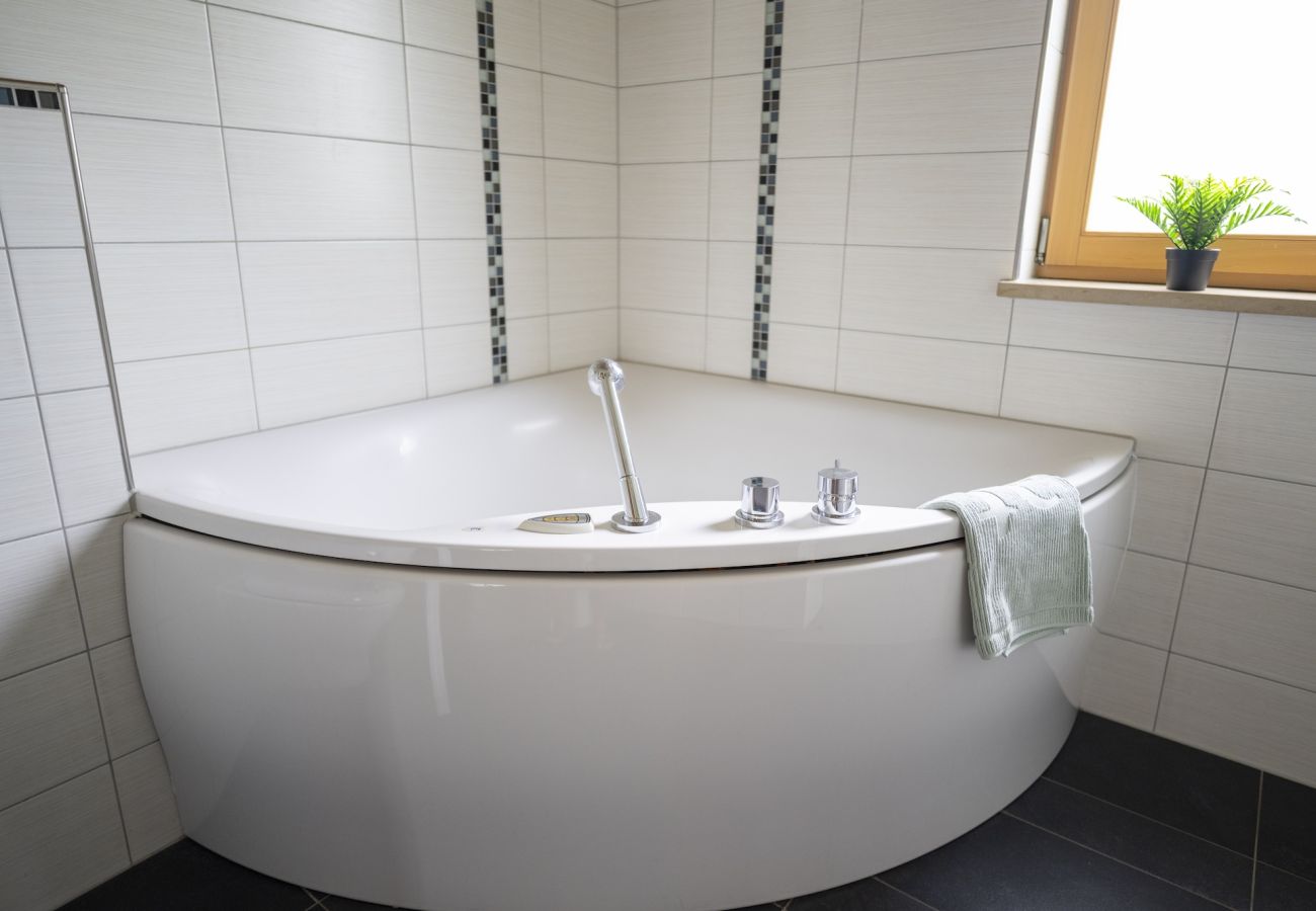 Ferienwohnung in Scuol - Stilvolle Ferienwohnung mit Bergblick im Herzen von Scuol