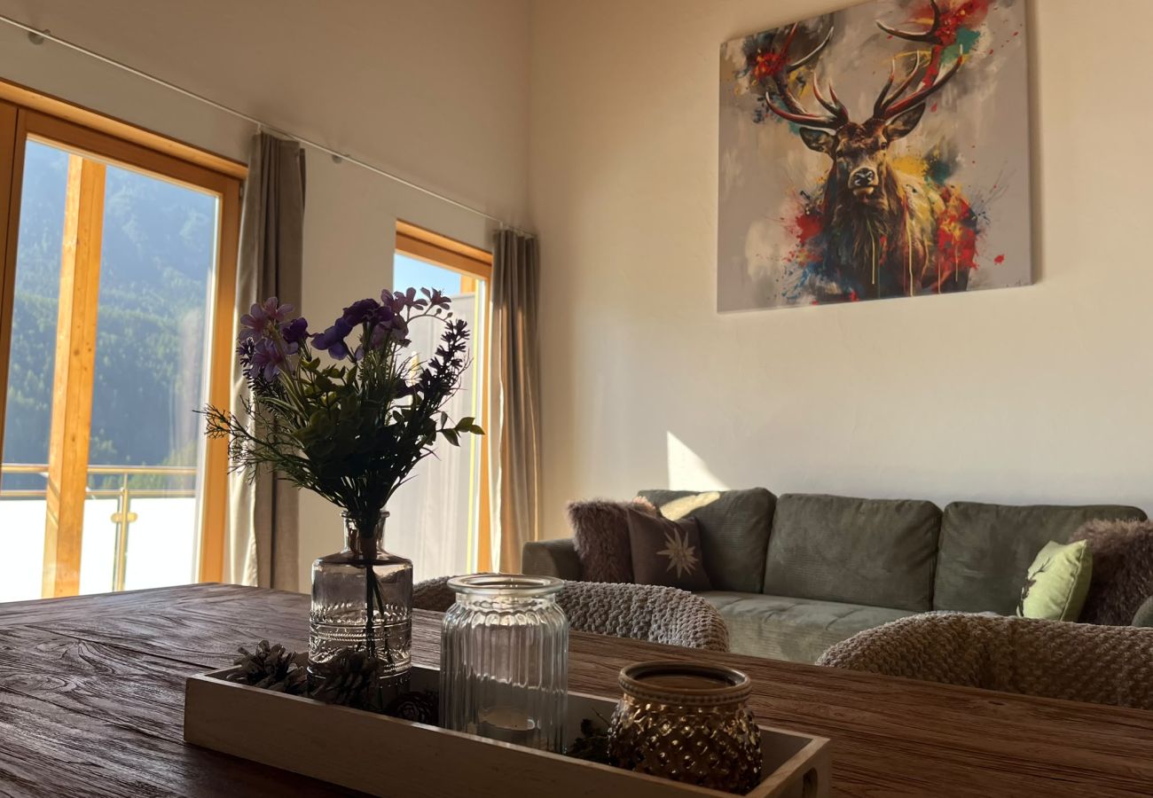 Ferienwohnung in Scuol - Chasa Cour Engiadinais: Stilvolle Ferienwohnung mit Bergblick im Herzen von Scuol