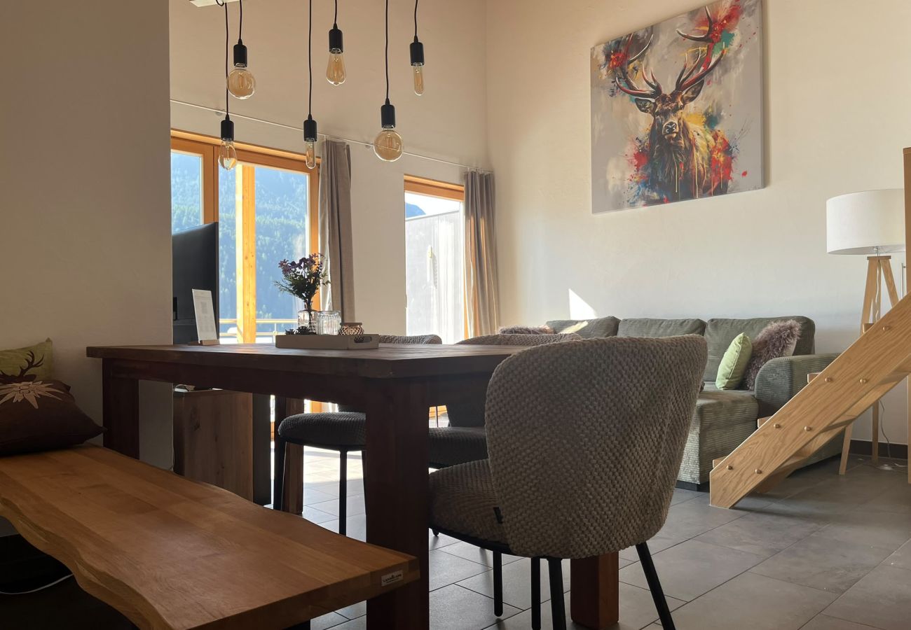 Ferienwohnung in Scuol - Chasa Cour Engiadinais: Stilvolle Ferienwohnung mit Bergblick im Herzen von Scuol