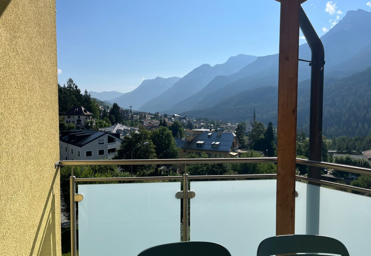 Ferienwohnung in Scuol - Chasa Cour Engiadinais: Stilvolle Ferienwohnung mit Bergblick im Herzen von Scuol