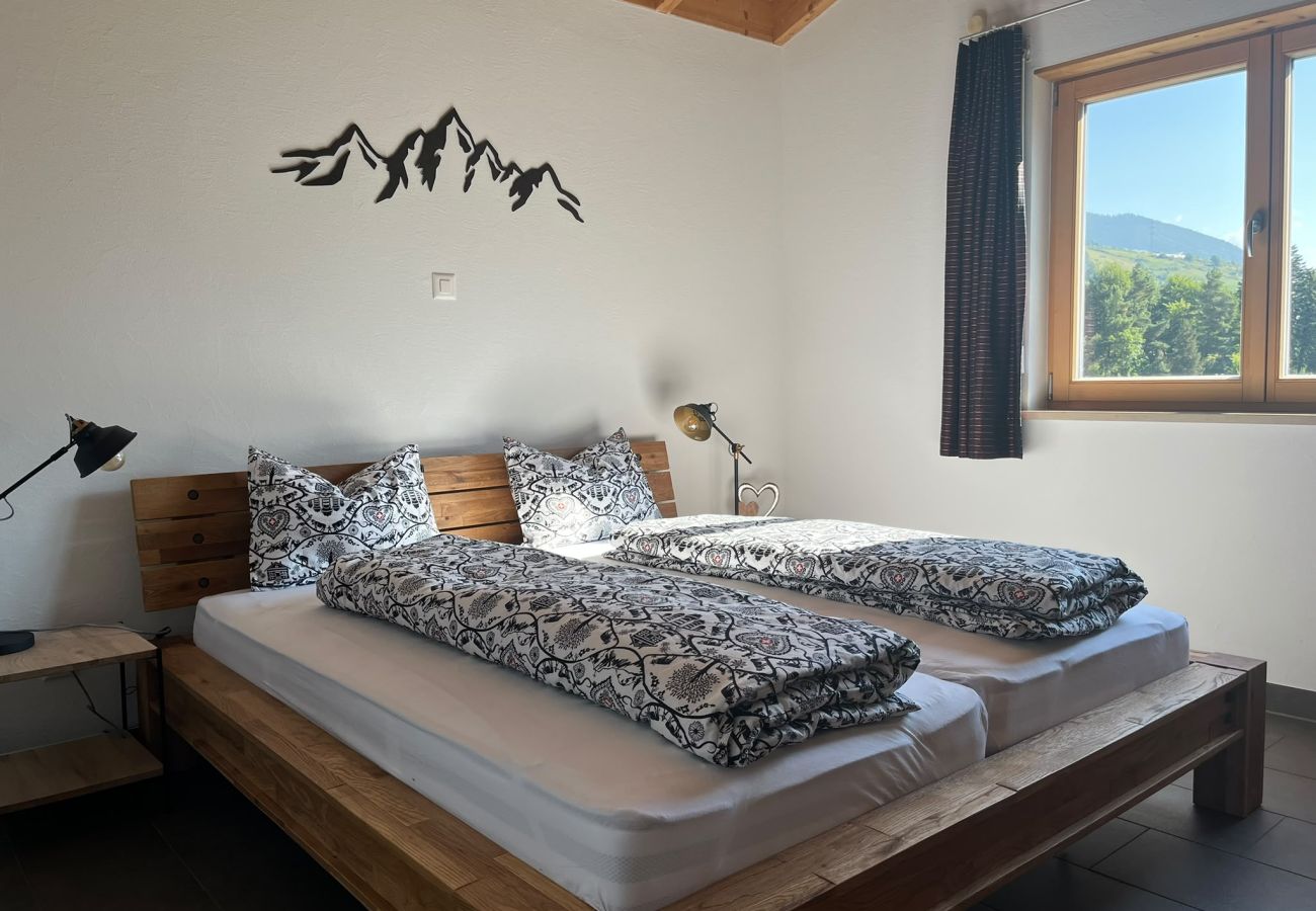 Ferienwohnung in Scuol - Chasa Cour Engiadinais: Stilvolle Ferienwohnung mit Bergblick im Herzen von Scuol
