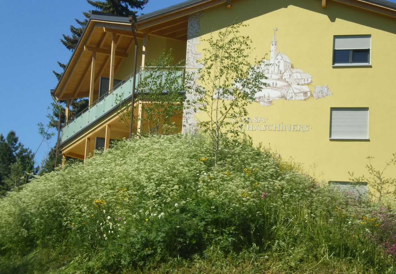 Ferienwohnung in Scuol - Chasa Cour Engiadinais: Stilvolle Ferienwohnung mit Bergblick im Herzen von Scuol