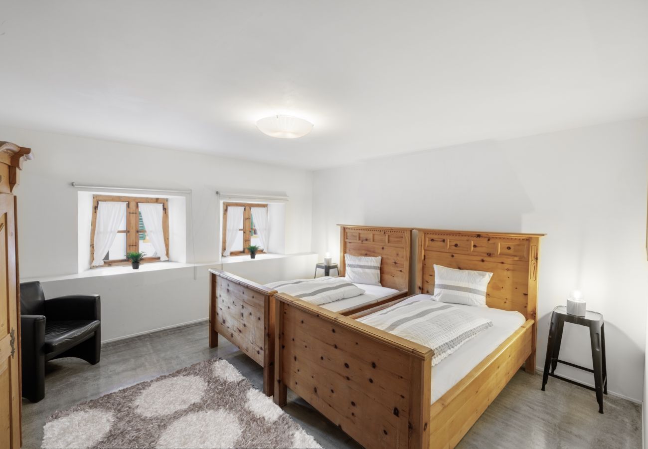 Ferienwohnung in Sent - Gemütliche 4.5-Ferienwohnung am Dorfplatz von Sent