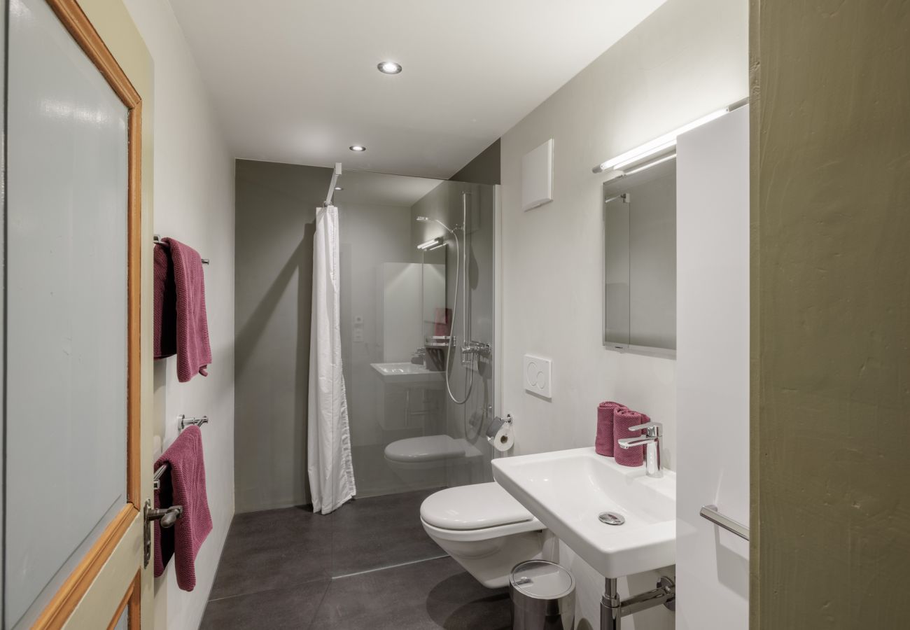 Ferienwohnung in Sent - Gemütliche 4.5-Ferienwohnung am Dorfplatz von Sent