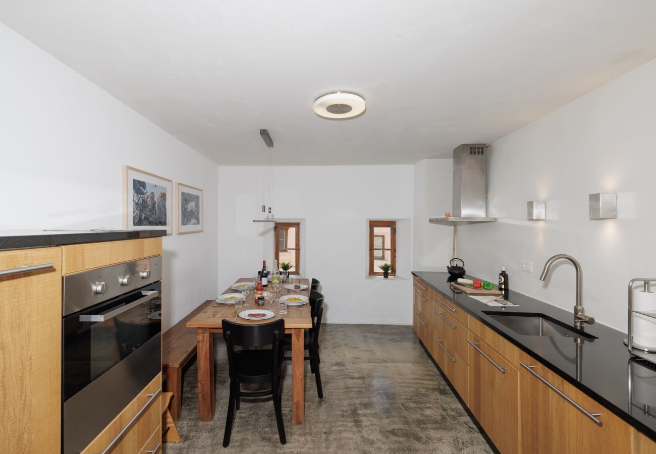 Ferienwohnung in Sent - Gemütliche 4.5-Ferienwohnung am Dorfplatz von Sent