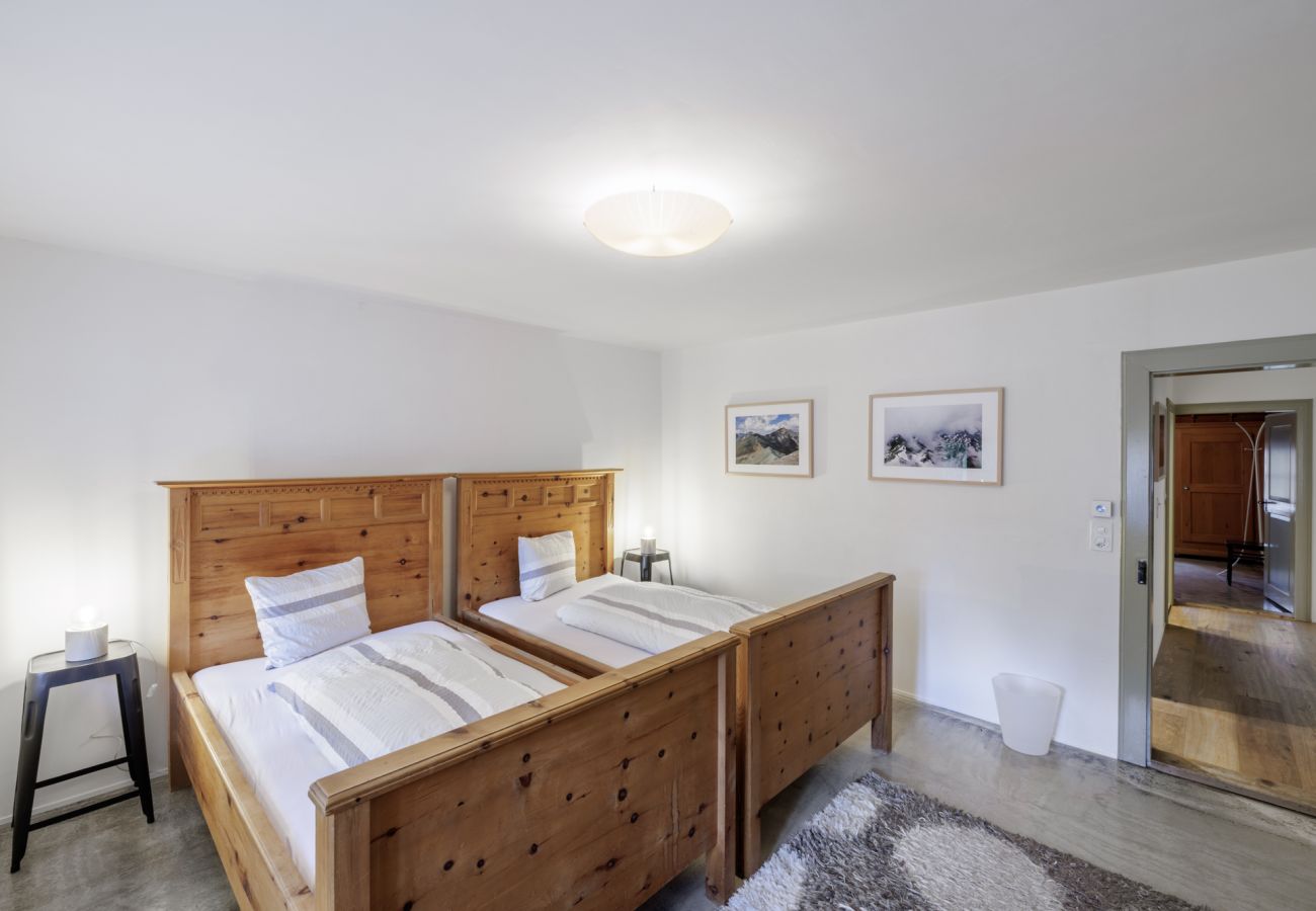 Ferienwohnung in Sent - Gemütliche 4.5-Ferienwohnung am Dorfplatz von Sent