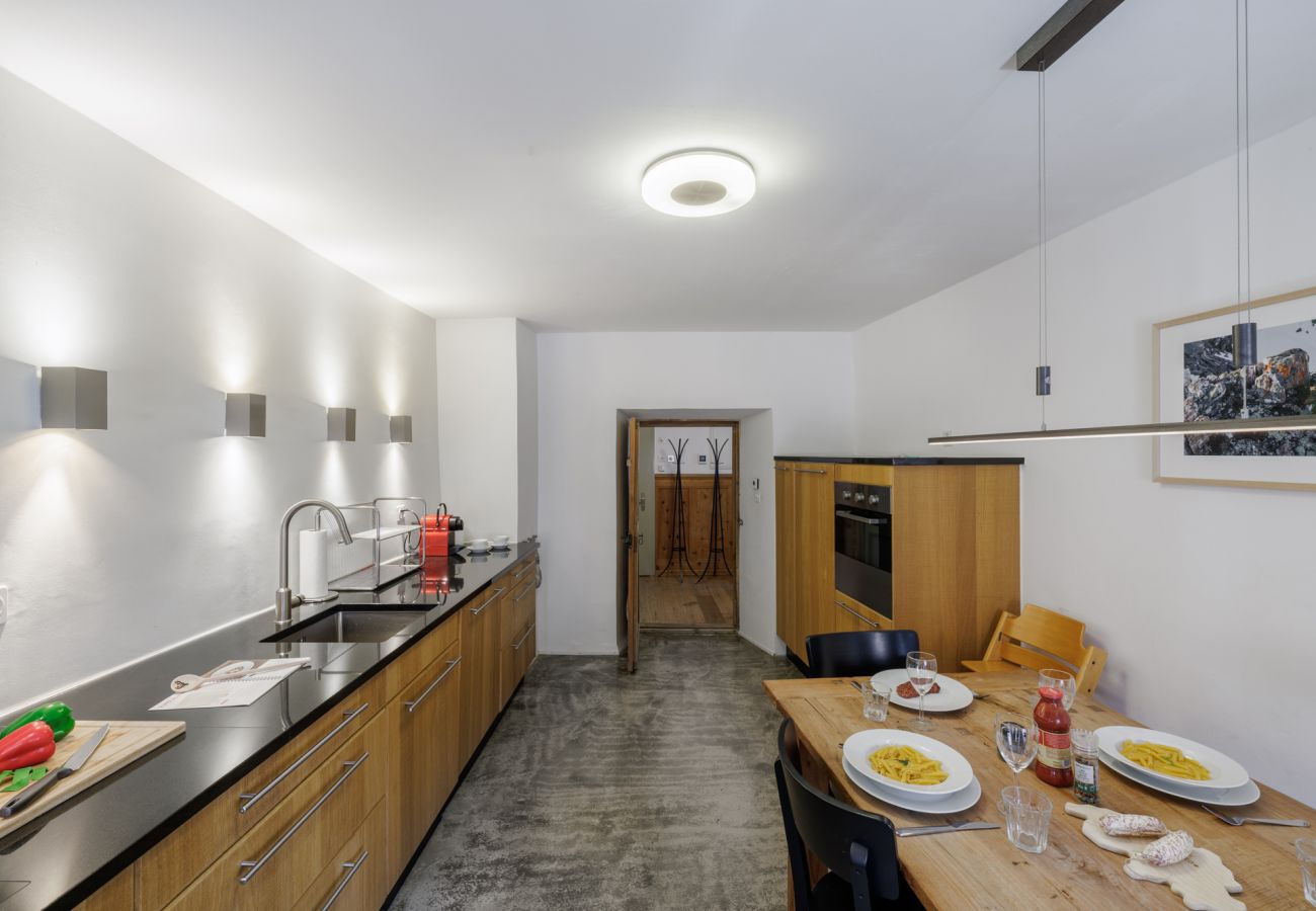 Ferienwohnung in Sent - Gemütliche 4.5-Ferienwohnung am Dorfplatz von Sent