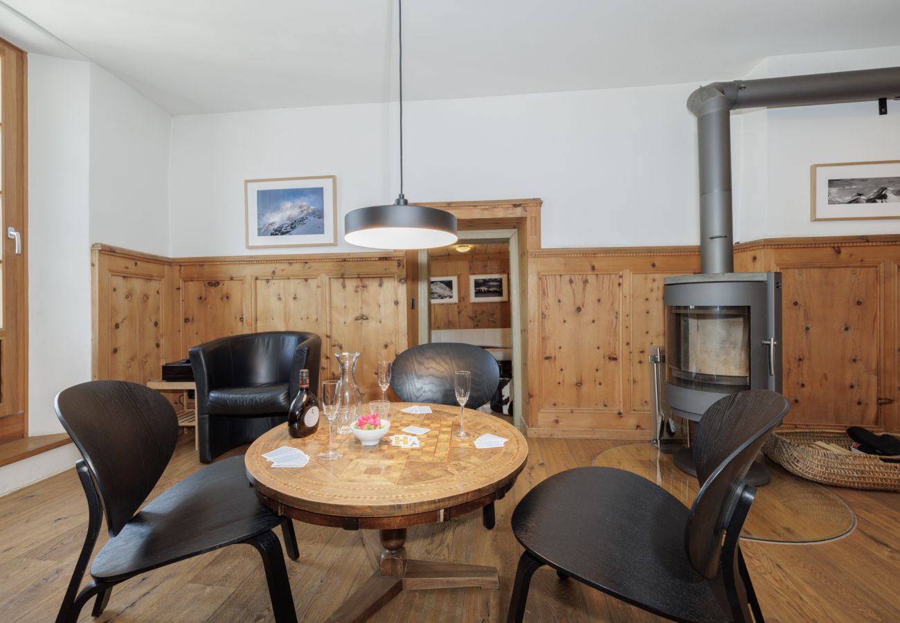 Ferienwohnung in Sent - Gemütliche 4.5-Ferienwohnung am Dorfplatz von Sent