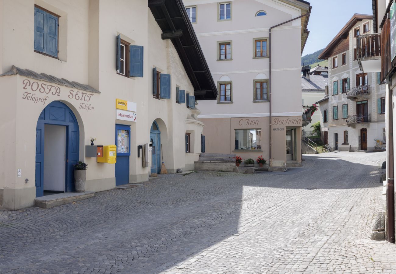Ferienwohnung in Sent - Gemütliche 4.5-Ferienwohnung am Dorfplatz von Sent