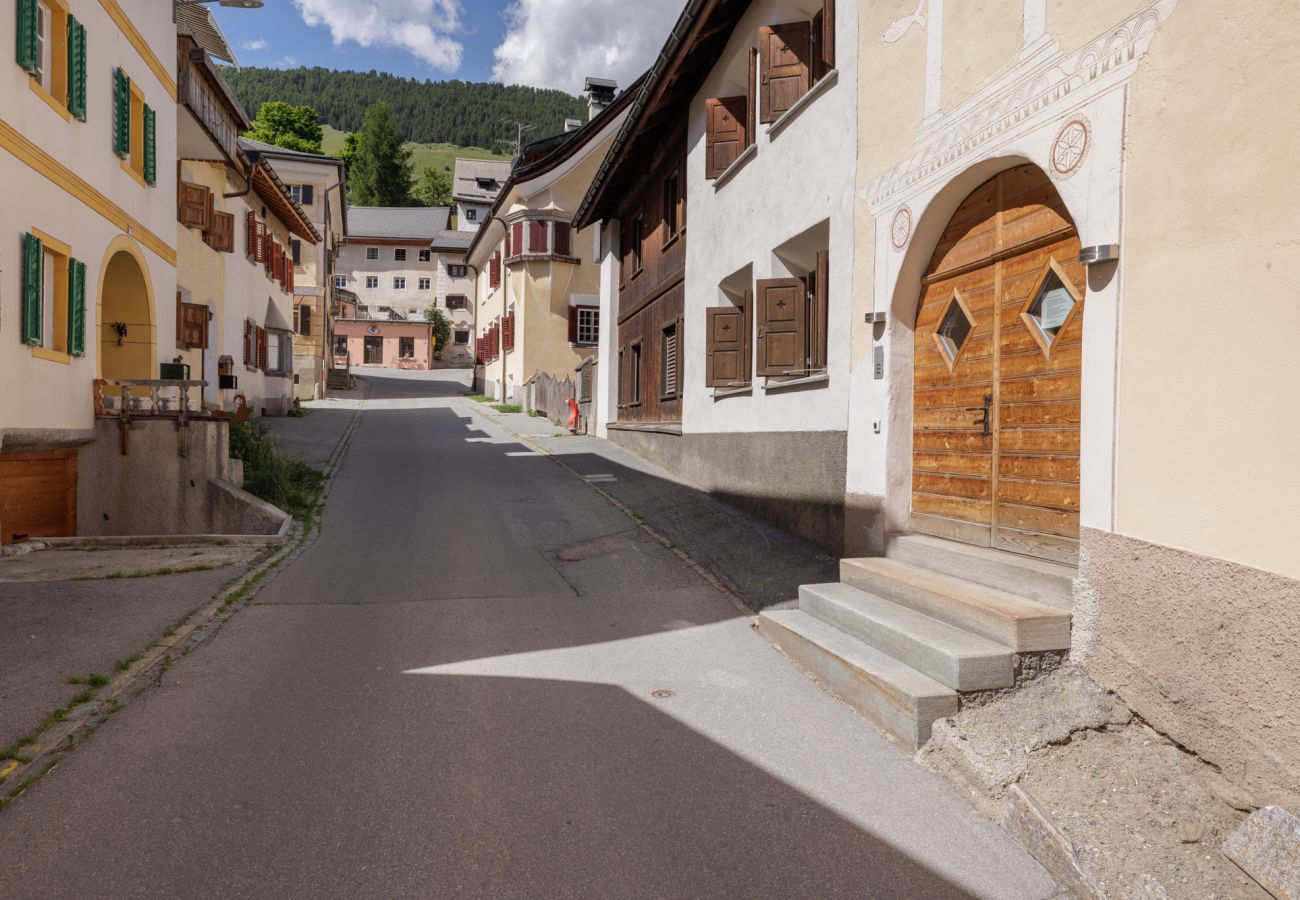 Ferienwohnung in Sent - Gemütliche 4.5-Ferienwohnung am Dorfplatz von Sent